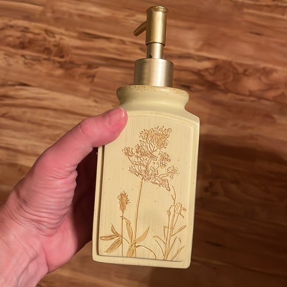 Lotion Bath soap dispenser art in motion nature’s curiosities plant flowers EUC - Picture 2 of 8